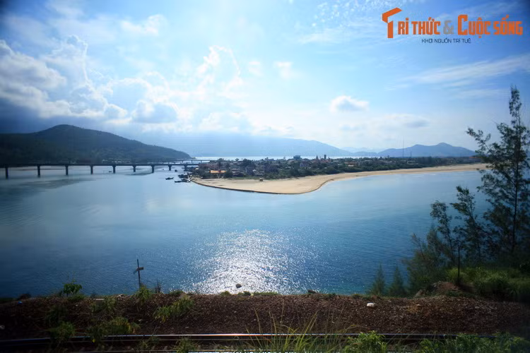 Ngược dòng lịch sử, vào tháng 8/1916, vua Khải Định ngự giá đi Quảng Nam. Trên đường đi và về, nhà vua đã nghỉ lại Lăng Cô. Cảm nhận của ông về nơi này được ghi lại trong tấm bia của hành cung Tịnh Viêm (hành cung của vua nằm bên vịnh Lăng Cô) và được học giả Phan Thuận An dịch từ tiếng Hán sang tiếng Việt như sau: