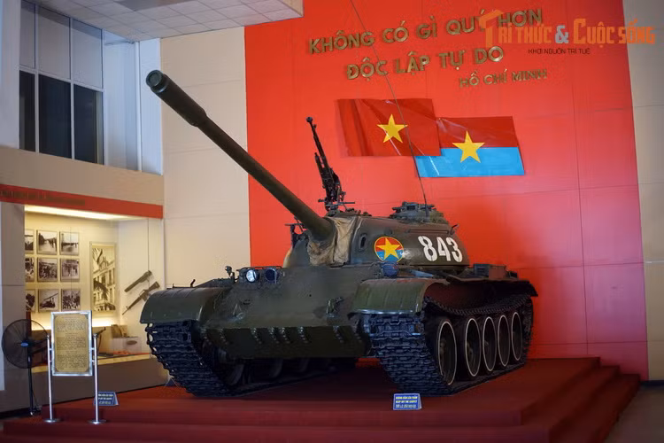 2. Cùng với xe tăng T-59 số hiệu 390, Bảo vật quốc gia - Xe tăng T-54 số hiệu 843 (hiện được lưu giữ tại Bảo tàng Lịch sử Quân sự, Hà Nội) cũng là một chiếc xe tăng đóng vai trò quan trọng trong thời khắc lịch sử quyết định chiến thắng của chiến dịch Hồ Chí Minh.