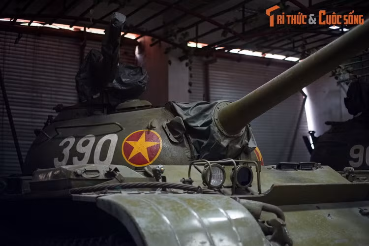 Từ ngày 23/3/1975, xe tăng 390 tham gia giải phóng Huế. Ngày 29/3, tham gia giải phóng thành phố Đà Nẵng. Sau đó xe được điều về Tiểu đoàn 1 - Lữ đoàn 203 và cùng đơn vị hành quân đến Rừng Lỏ (gần Xuân Lộc) tiến công vào Sài Gòn - Gia Định.