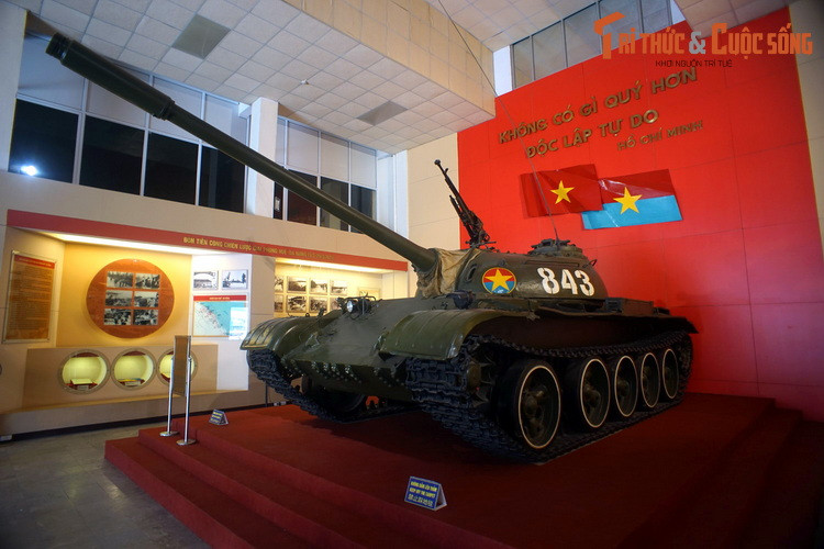 Trong chiến dịch Hồ Chí Minh, xe tăng số hiệu 843 luôn dẫn đầu đội hình binh đoàn, phá vỡ các tuyến ngăn chặn của địch. Ngày 30/4/1975, xe dẫn đầu đội hình vào Sài Gòn, trên đường đến Dinh Độc Lập đã bắn cháy 3 xe tăng và bọc thép của địch.