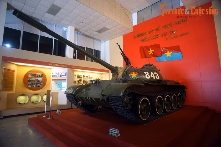 Trong chiến dịch Hồ Chí Minh, xe tăng số hiệu 843 luôn dẫn đầu đội hình binh đoàn, phá vỡ các tuyến ngăn chặn của địch. Ngày 30/4/1975, xe dẫn đầu đội hình vào Sài Gòn, trên đường đến Dinh Độc Lập đã bắn cháy 3 xe tăng và bọc thép của địch.