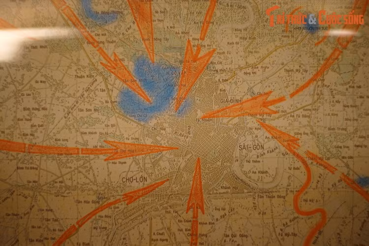 Tấm bản đồ được phê duyệt lần cuối ngày 22/4/1975. Phía trên bản đồ lịch sử có dòng chữ “Quyết tâm Chiến dịch Hồ Chí Minh”. Các mũi tên màu đỏ trong bản đồ thể hiện hướng tiến công của các quân, binh chủng, các đơn vị vào giải phóng Sài Gòn – Gia Định.