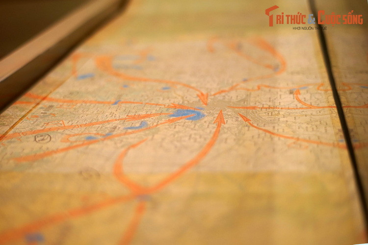 Tấm bản đồ này dài 185,5 cm, rộng 170 cm, được các cán bộ Phòng Tác chiến, Bộ Tư lệnh Quân Giải phóng miền Nam Việt Nam cùng cán bộ tác chiến Bộ Tổng Tham mưu thực hiện từ ngày 15 đến 21/4/1975 tại Sở chỉ huy Chiến dịch Hồ Chí Minh, đóng tại Tà Thiết, Lộc Ninh.