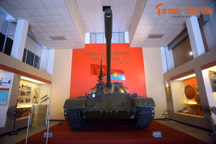 Được biên chế trong Đại đội 4, Tiểu đoàn 1, Lữ đoàn Tăng Thiết giáp 203, Quân đoàn 2 thời kháng chiến chống Mỹ, vào cuối tháng 3/1975, chiếc xe tăng này đã tham gia chiến dịch giải phóng Huế, Đà Nẵng. Tháng 4/1975, xe tham gia giải phóng các tỉnh ven biển miền Trung và tiến về Sài Gòn.