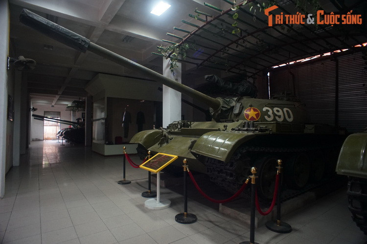 Trước khi tham gia Chiến dịch Hồ Chí Minh, chiếc xe tăng này thuộc biên chế Đại đội 4, Tiểu đoàn 171, Lữ đoàn xe tăng 203, rồi Đại đội 4, Tiểu đoàn 512, Lữ đoàn 203 Quân đoàn 2. Năm 1973, xe hành quân vào Thừa Thiên Huế, chiến đấu giải phóng Tà Lương, A Lưới.