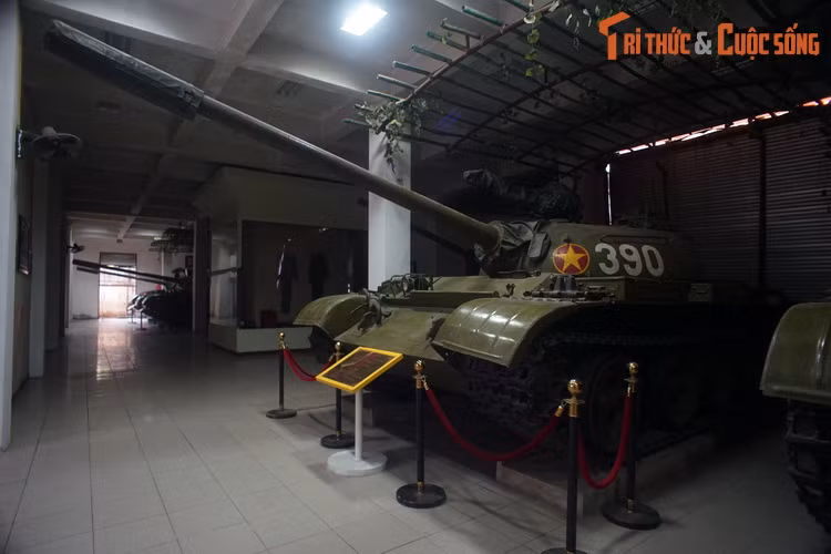 Trước khi tham gia Chiến dịch Hồ Chí Minh, chiếc xe tăng này thuộc biên chế Đại đội 4, Tiểu đoàn 171, Lữ đoàn xe tăng 203, rồi Đại đội 4, Tiểu đoàn 512, Lữ đoàn 203 Quân đoàn 2. Năm 1973, xe hành quân vào Thừa Thiên Huế, chiến đấu giải phóng Tà Lương, A Lưới.