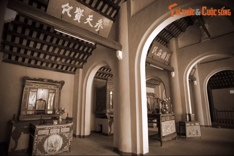 “...Tỉnh dậy, vua cho gọi các bô lão tới hỏi sự thực, cho tế, rồi lên đường. Biển vì thế không nổi sóng. (Quân nhà vua) tiến thẳng đến thành Đồ Bàn, bắt được (chúa Chiêm) đem về. Đến nay, sai hữu ty lập đền, bốn mùa cúng”.