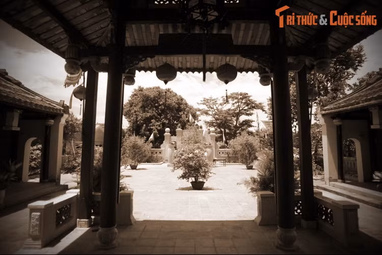 Kiến trúc của đình Cẩm Phô được tạo hình theo chữ “Quốc” với chính điện là công trình trung tâm. Nghệ thuật trang trí ở nơi đây được xem là tiêu biểu và mẫu mực của phố cổ Hội An bởi sự tinh tế, tỉ mẩn trong từng chi tiết.