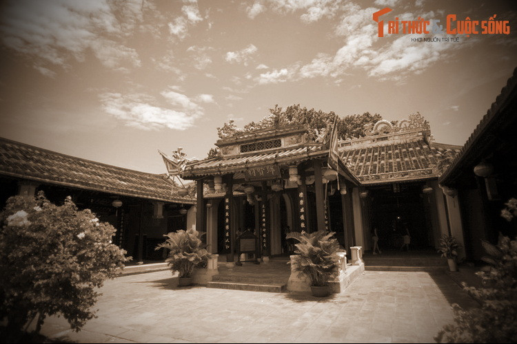 “Đại Việt sử ký toàn thư” ghi chép về thần Đại Càn như sau: “… Hưng Long (vua Trần Anh Tông) năm thứ 20 (1312), tháng 6, vua từ Chiêm Thành về (đến kinh đô). Các quan bái yết đều mặc áo ngắn cả, vì đồ quân phục đều bị ướt hết. Lập đền thờ thần ở cửa biển Cần Hải...”.