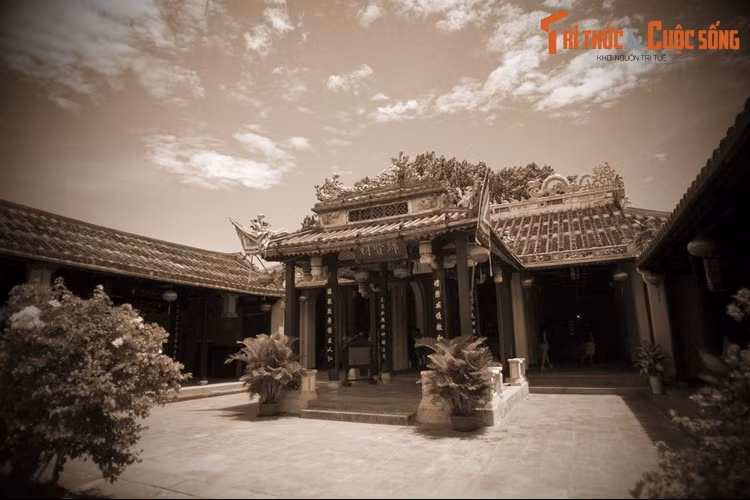 “Đại Việt sử ký toàn thư” ghi chép về thần Đại Càn như sau: “… Hưng Long (vua Trần Anh Tông) năm thứ 20 (1312), tháng 6, vua từ Chiêm Thành về (đến kinh đô). Các quan bái yết đều mặc áo ngắn cả, vì đồ quân phục đều bị ướt hết. Lập đền thờ thần ở cửa biển Cần Hải...”.