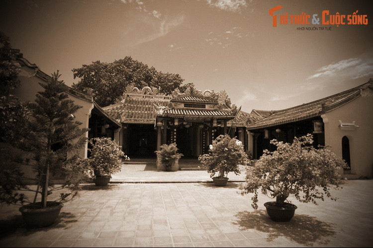 Về nguồn gốc tục thờ này, các lời kể dân gian cho hay nữ thần Đại Càn vốn là người trần, vì chiến tranh loạn lạc và giữ tiết hạnh mà chết, trôi dạt đến cửa biển nước Đại Việt. Sau do bà hiển linh và có công phò giúp vua Trần, nên vua cho lập đình thờ bà và tổ chức cúng tế hàng năm.