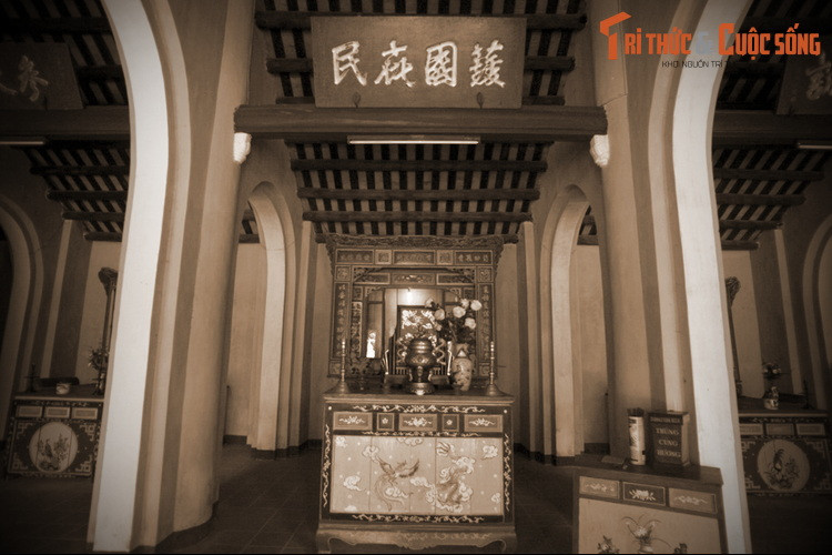 “...Thiếp là cung phi nhà Triệu Tống, bị giặc bức bách, gặp phải sóng gió, trôi dạt đến đây. Thượng đế phong thiếp làm thần biển đã lâu. Nay bệ hạ mang quân đi, thiếp xin giúp đỡ lập công...”.