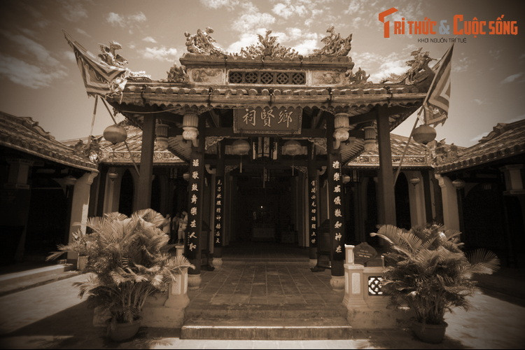 “...Trước đây, vua đi đánh Chiêm Thành, đến cửa biển Cần Hải (trước là Càn, tránh tên húy đổi là Cần), đóng quân lại, đêm nằm mơ thấy một thần nữ khóc lóc nói với vua:...”.