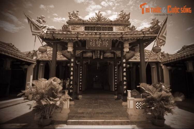 “...Trước đây, vua đi đánh Chiêm Thành, đến cửa biển Cần Hải (trước là Càn, tránh tên húy đổi là Cần), đóng quân lại, đêm nằm mơ thấy một thần nữ khóc lóc nói với vua:...”.