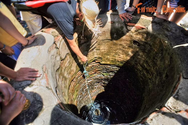  3. Uống nước giếng cổ. Giếng Chăm cổ, còn gọi là giếng Xóm Cấm, là giếng nước ngọt duy nhất, cung cấp nước sinh hoạt cho cư dân trên đảo từ thời những cư dân Chăm còn cư ngụ tại đây. Nước giếng rất trong và mát, có thể uống trực tiếp khi vừa múc lên.