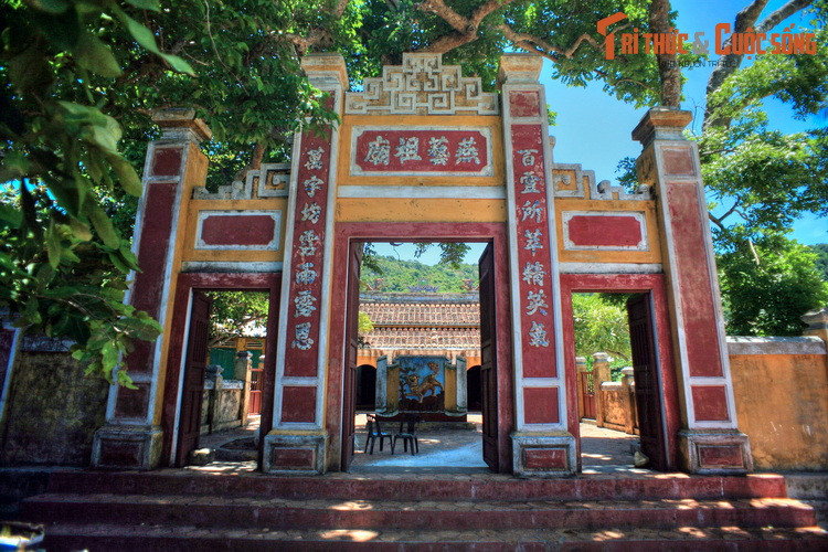  8. Thăm đền thờ tổ nghề khai thác tổ yến. Miếu thờ Tổ nghề yến nằm ở Bãi Hương của Cù Lao Chàm là một trong những công trình tâm linh hiếm hoi ở Việt Nam gắn liền với nghề khai thác yến sào. Đây là nơi thở các vị thần bảo hộ nghề khai thác tổ yến - một sản vật quý của Cù Lao Chàm.