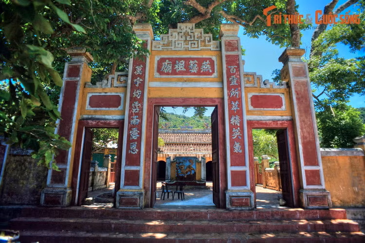  8. Thăm đền thờ tổ nghề khai thác tổ yến. Miếu thờ Tổ nghề yến nằm ở Bãi Hương của Cù Lao Chàm là một trong những công trình tâm linh hiếm hoi ở Việt Nam gắn liền với nghề khai thác yến sào. Đây là nơi thở các vị thần bảo hộ nghề khai thác tổ yến - một sản vật quý của Cù Lao Chàm.