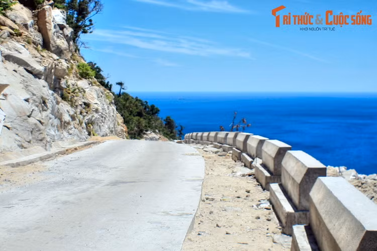  9. Vi vu trên những cung đường nằm giữa biển và núi. Chạy xe máy trên những cung đường uốn lượn giữa triền núi với một bên là vách đá, một bên là biển xanh, sẽ đem lại một cảm giác "chill" khó tả dành cho du khách ở Cù Lao Chàm.