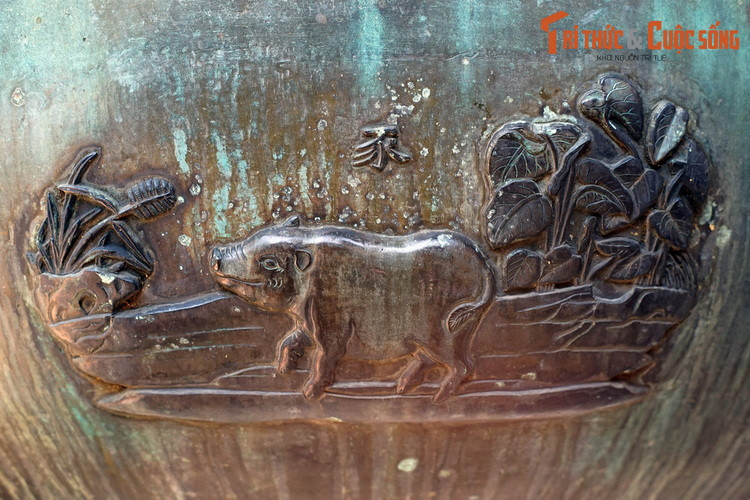  12. Hợi - Lợn. Hình tượng lợn trên Tuyên đỉnh, chiếc đỉnh đồng thứ bảy trong Bảo vật quốc gia - Cửu Đỉnh nhà Nguyễn, niên đại vào thế kỷ 19, hiện vật của Hoàng thành Huế.