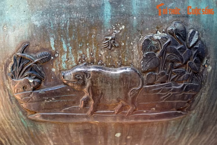  12. Hợi - Lợn. Hình tượng lợn trên Tuyên đỉnh, chiếc đỉnh đồng thứ bảy trong Bảo vật quốc gia - Cửu Đỉnh nhà Nguyễn, niên đại vào thế kỷ 19, hiện vật của Hoàng thành Huế.