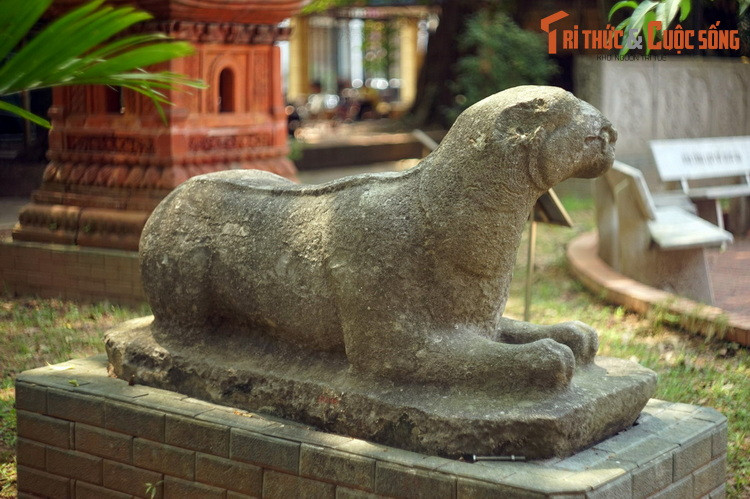  3. Dần - Hổ. Tượng hổ đá có nguồn gốc ở lăng Trần Thủ Độ (Thái Bình), niên đại vào thời Trần (thế kỷ 13-14), hiện vật của Bảo tàng Lịch sử Quốc gia Việt Nam (Hà Nội).