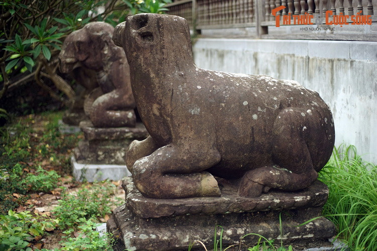  2. Sửu - Trâu. Tượng trâu đá trong Bảo vật quốc gia - Bộ tượng linh thú chùa Phật Tích, có niên đại từ thời Lý (thế kỷ 11), lưu giữ tại chùa Phật Tích (huyện Tiên Du, tỉnh Bắc Ninh).