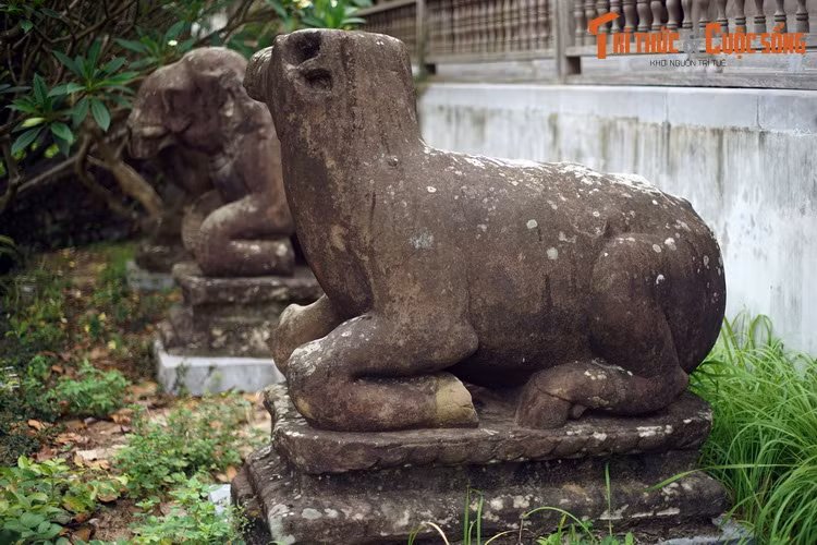  2. Sửu - Trâu. Tượng trâu đá trong Bảo vật quốc gia - Bộ tượng linh thú chùa Phật Tích, có niên đại từ thời Lý (thế kỷ 11), lưu giữ tại chùa Phật Tích (huyện Tiên Du, tỉnh Bắc Ninh).