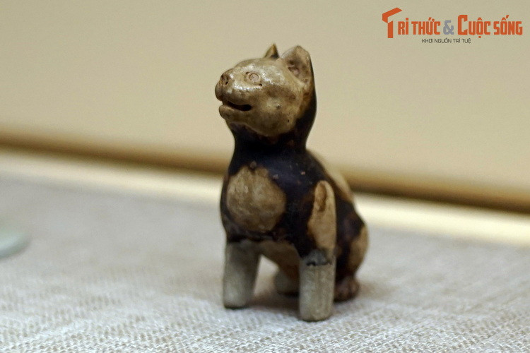  4. Mão - Mèo. Tượng mèo làm bằng gốm men nâu có niên đại vào thời Lý (thế kỷ 11-13), hiện vật của Bảo tàng Lịch sử Quốc gia Việt Nam (Hà Nội).