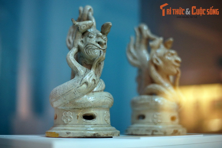  6. Tỵ - Rắn. Cặp tượng rắn đầu người làm bằng gốm men trắng, có niên đại vào thời Nguyễn (thế kỷ 19 – đầu thế kỷ 20), hiện vật của Bảo tàng Lịch sử Quốc gia Việt Nam (Hà Nội).