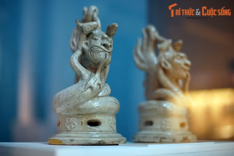  6. Tỵ - Rắn. Cặp tượng rắn đầu người làm bằng gốm men trắng, có niên đại vào thời Nguyễn (thế kỷ 19 – đầu thế kỷ 20), hiện vật của Bảo tàng Lịch sử Quốc gia Việt Nam (Hà Nội).