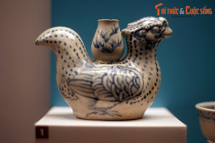  10. Dậu - Gà. Ấm gốm hình gà (hoặc chim), khai quật tại con tàu đắm ở Cù lao Chàm (Quảng Nam), là sản phẩm của lò gốm Chu Đậu (Hải Dương), niên đại vào thời Hậu Lê, thế kỷ 15-16, hiện vật của Bảo tàng Lịch sử TP. HCM.