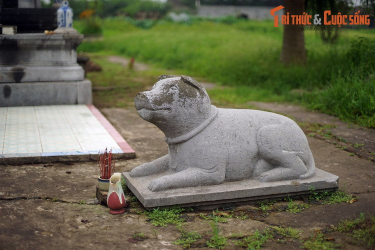  11. Tuất - Chó. Tượng chó bằng đá có niên đại vào thời Lê trung hưng (thế kỷ 18), hiện vật của khu lăng mộ Quận Vân (huyện Thường Tín, Hà Nội).