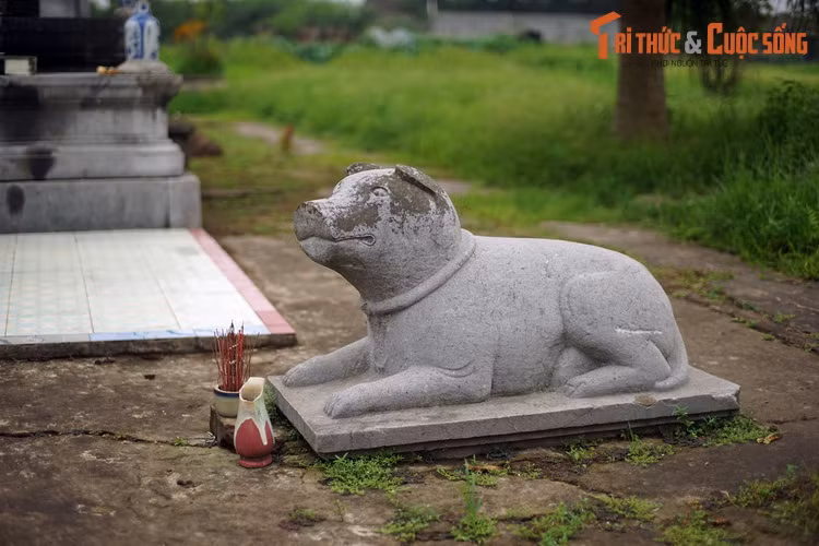  11. Tuất - Chó. Tượng chó bằng đá có niên đại vào thời Lê trung hưng (thế kỷ 18), hiện vật của khu lăng mộ Quận Vân (huyện Thường Tín, Hà Nội).