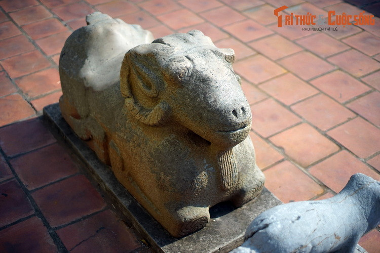  8. Mùi - Dê. Tượng dê (hoặc cừu) bằng đá có niên đại vào thời thuộc Hán (thế kỷ 2), hiện vật của chùa Dâu (huyện Thuận Thành, tỉnh Bắc Ninh).