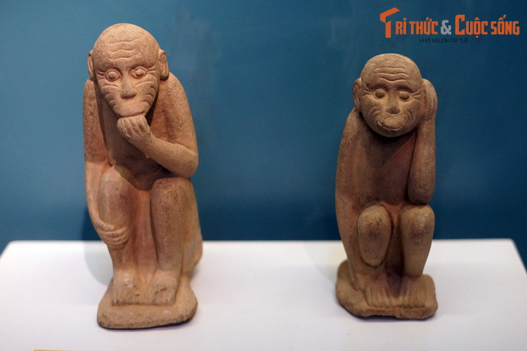  9. Thân - Khỉ. Hai bức tượng khỉ bằng đá trong bộ tượng Bộ khỉ tam không, khai quật ở tháp Chương Sơn (Nam Định), có niên đại vào thời Lý (thế kỷ 11-13), hiện vật của Bảo tàng Lịch sử Quốc gia Việt Nam (Hà Nội).