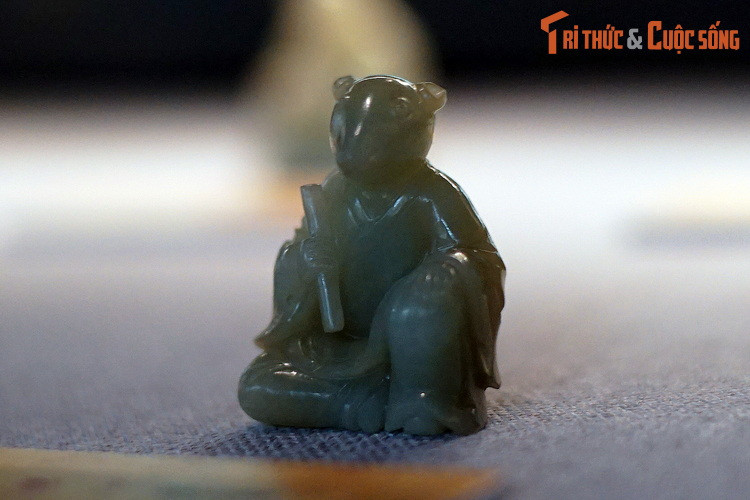  1. Tý - Chuột. Tượng chuột trong bộ tượng 12 con giáp bằng ngọc của cung đình triều Nguyễn, có niên đại từ thế kỷ 19 - đầu thế kỷ 20, hiện vật của Bảo tàng Lịch sử Quốc gia Việt Nam (Hà Nội).