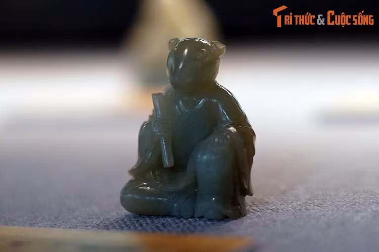  1. Tý - Chuột. Tượng chuột trong bộ tượng 12 con giáp bằng ngọc của cung đình triều Nguyễn, có niên đại từ thế kỷ 19 - đầu thế kỷ 20, hiện vật của Bảo tàng Lịch sử Quốc gia Việt Nam (Hà Nội).