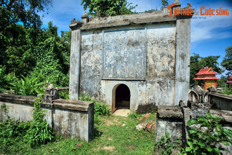 Khun Yu Nốp tên thật là N'Thu K'Nul, vị tù trưởng đã khai sinh ra Buôn Đôn và có công lớn trong buổi đầu phát triển nghề săn voi rừng nơi đây. Trong sự nghiệp của mình, Khun Yu Nốp đã săn bắt và thuần hóa hàng trăm voi rừng.