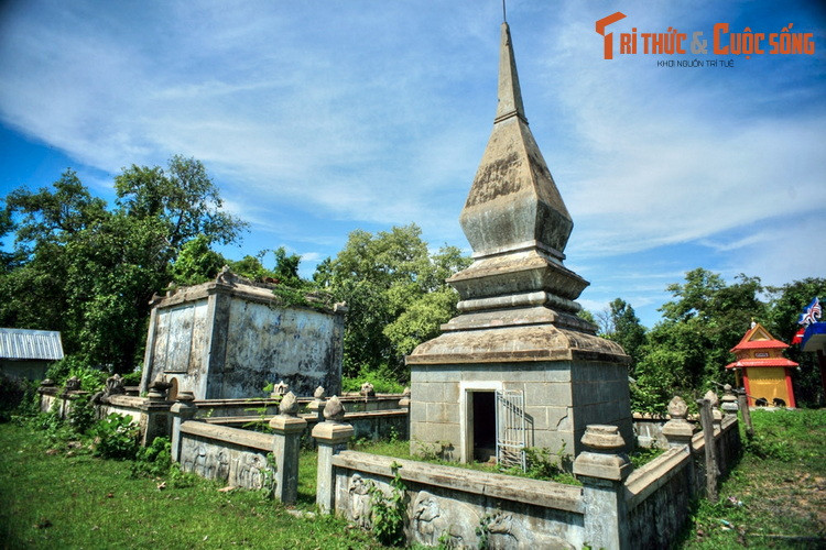 Mộ của R'leo K'Nul (1877-1947), người thừa hưởng quyền lực của Vua voi Khun Yu Nốp, nằm ở bên cạnh. Do hai ngôi mộ nằm liền kề nhau và kết hợp hài hòa như một nên người dân thường gọi chung cả hai ngôi mộ là mộ Vua voi.