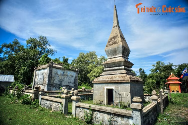 Mộ của R'leo K'Nul (1877-1947), người thừa hưởng quyền lực của Vua voi Khun Yu Nốp, nằm ở bên cạnh. Do hai ngôi mộ nằm liền kề nhau và kết hợp hài hòa như một nên người dân thường gọi chung cả hai ngôi mộ là mộ Vua voi.