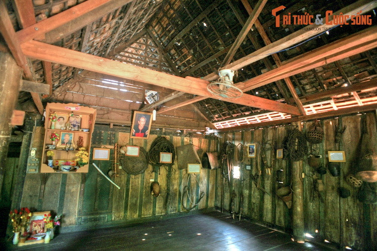 Do những biến động của thời cuộc mà ngày nay ngôi nhà chỉ còn hai gian. Bên trong nhà vẫn còn lưu giữ rất nhiều kỉ vật về cuộc đời và đồ nghề săn bắt voi của vị Vua voi huyền thoại và những người kế tục.