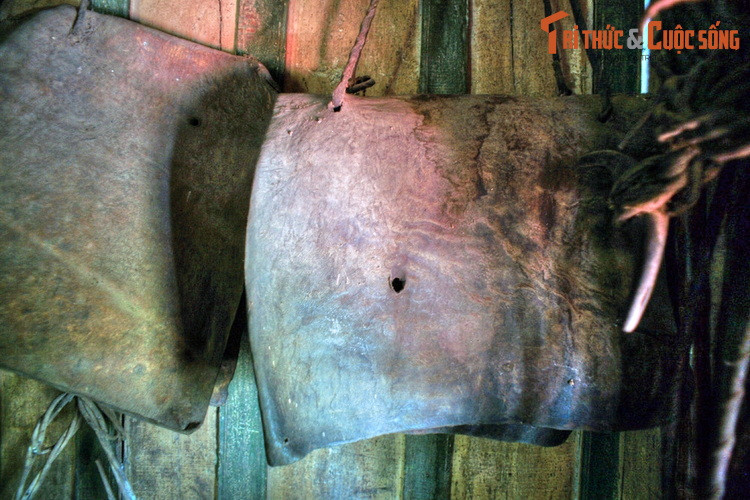 Tấm nệm lót bành voi làm từ da con min (bò tót). Chỉ có thợ săn có kinh nghiệm và săn được 72 con voi trở lên mới được dùng nệm này. Thợ săn voi thông thường chỉ được dùng nệm đan bằng vỏ cây lộc vừng.