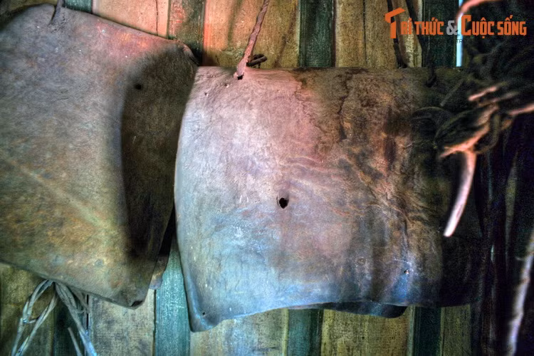 Tấm nệm lót bành voi làm từ da con min (bò tót). Chỉ có thợ săn có kinh nghiệm và săn được 72 con voi trở lên mới được dùng nệm này. Thợ săn voi thông thường chỉ được dùng nệm đan bằng vỏ cây lộc vừng.