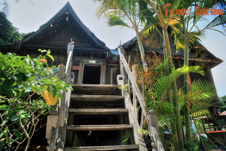 Ngôi nhà sàn gồm 3 gian được thiết kế theo kiểu nhà sàn của người Lào với đầu hồi mái nhọn và cao vút mô phỏng theo kiểu tháp cổ bồng. Công trình làm hoàn toàn bằng các loại gỗ ở địa phương và có thể tháo rời từng phần để di dời khi cần thiết.