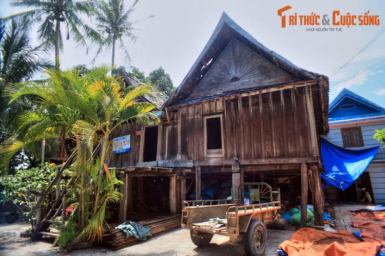 Theo thư tịch cổ, ngôi nhà sàn được khởi công vào năm 1883 dưới sự giám sát của nghệ nhân người Lào Khavivôngsao. Vừa trực tiếp chỉ huy thi công, vừa làm “tổng thầu”, ông đã đích thân chọn ra 14 thợ chính có tay nghề cao và hơn 10 thợ phụ để giúp việc.