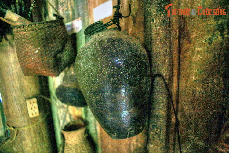 Hũ dùng để thống kê số lượng voi bắt được trong suốt cuộc đời đi săn của một thợ săn voi. Trong hũ đựng 10 thanh gỗ dài khoảng 20cm, mỗi khí săn được một con voi con, người ta mở hũ lấy một thanh gỗ rồi khắc vào một vết như răng cưa. Hũ của huyền thoại Ama Kông có 298 nấc khắc.