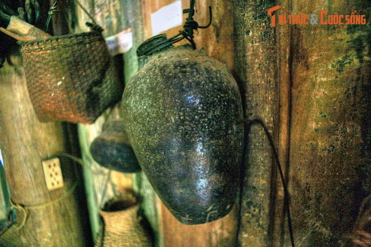 Hũ dùng để thống kê số lượng voi bắt được trong suốt cuộc đời đi săn của một thợ săn voi. Trong hũ đựng 10 thanh gỗ dài khoảng 20cm, mỗi khí săn được một con voi con, người ta mở hũ lấy một thanh gỗ rồi khắc vào một vết như răng cưa. Hũ của huyền thoại Ama Kông có 298 nấc khắc.