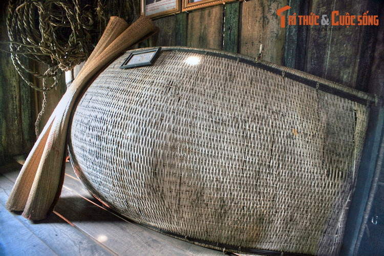 Lọng che mưa nắng di động của thợ săn voi, dùng để đặt trên bành voi khi di chuyển và trú mưa khi ngủ đêm trong rừng.