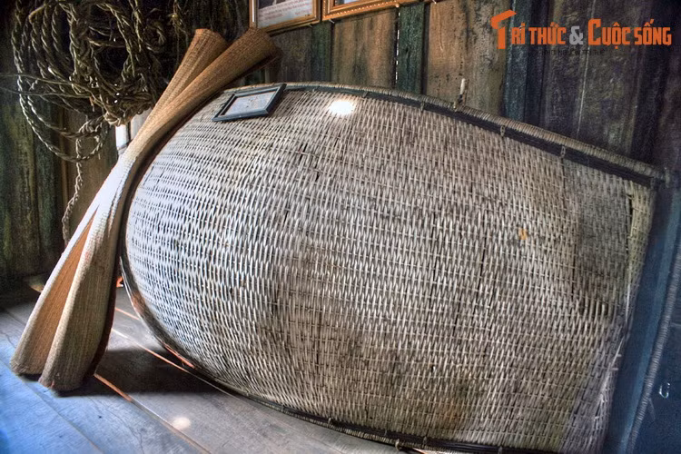 Lọng che mưa nắng di động của thợ săn voi, dùng để đặt trên bành voi khi di chuyển và trú mưa khi ngủ đêm trong rừng.