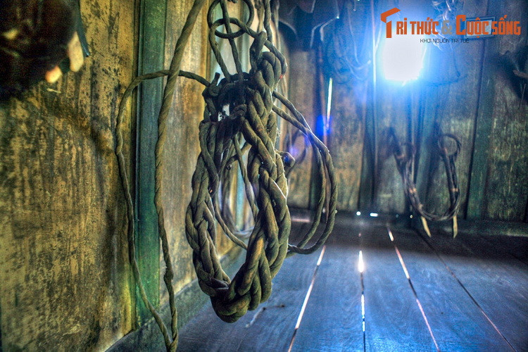 Sợi dây da trâu này là dụng cụ chính của vua voi Ama Kông, dùng làm dây thòng lọng để bắt voi rừng. Mỗi sợi dây da trâu dài từ 90-120 mét, phải tốn 7 con trâu đực để làm ra.